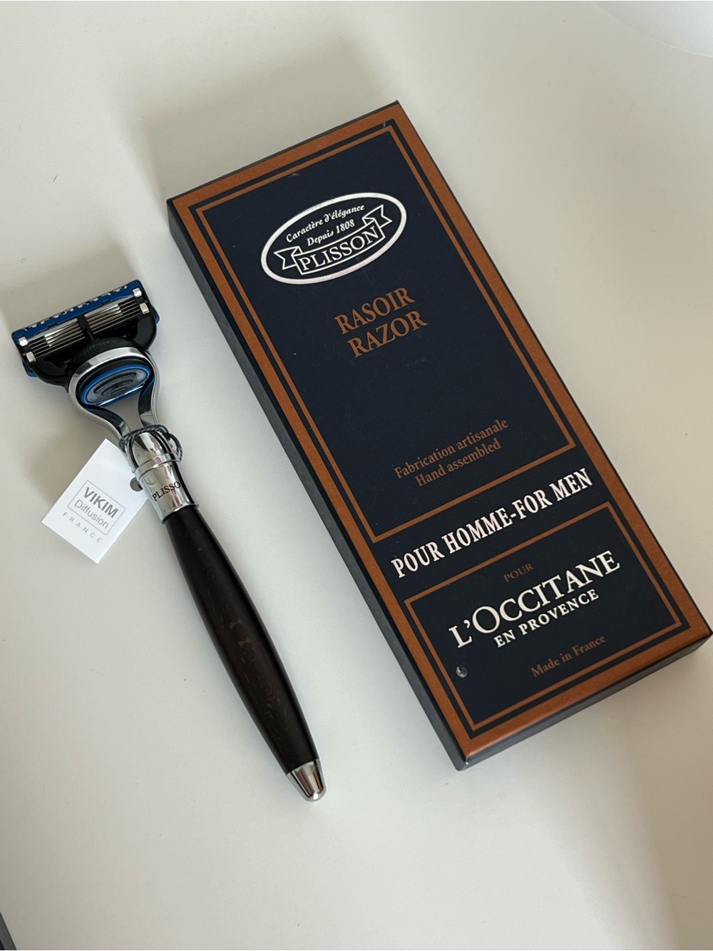 L'OCCITANE Men's Razor in Black and Blue